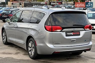 Минивэн Chrysler Pacifica 2017 в Киеве