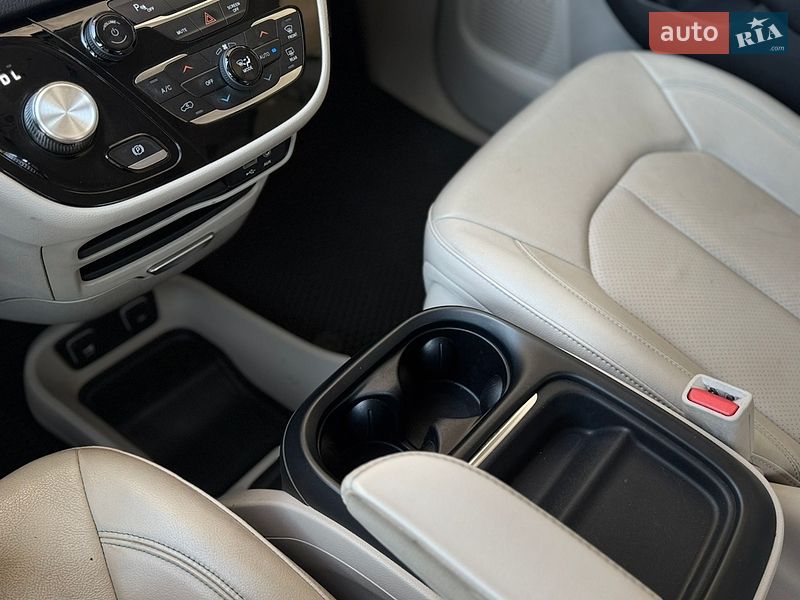 Внедорожник / Кроссовер Chrysler Pacifica 2018 в Киеве