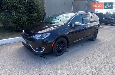 Минивэн Chrysler Pacifica 2018 в Ужгороде
