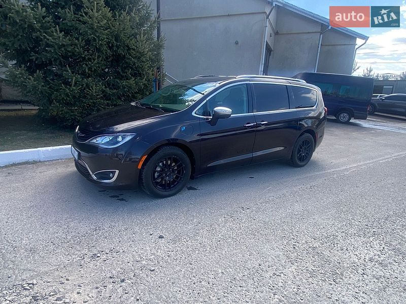 Мінівен Chrysler Pacifica 2018 в Ужгороді