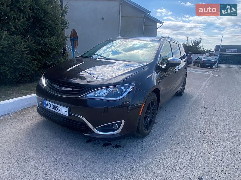 Мінівен Chrysler Pacifica 2018 в Ужгороді
