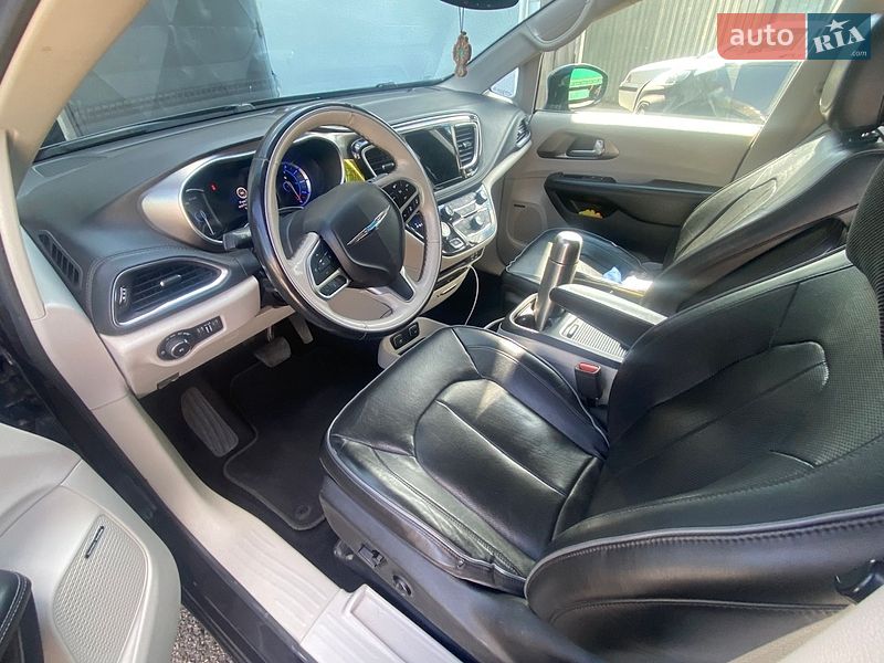 Мінівен Chrysler Pacifica 2018 в Ужгороді