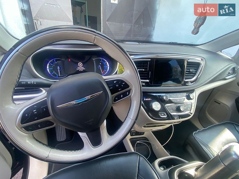 Мінівен Chrysler Pacifica 2018 в Ужгороді