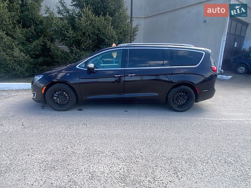 Мінівен Chrysler Pacifica 2018 в Ужгороді