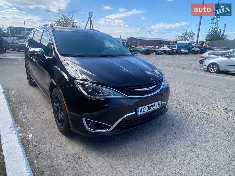 Мінівен Chrysler Pacifica 2018 в Ужгороді