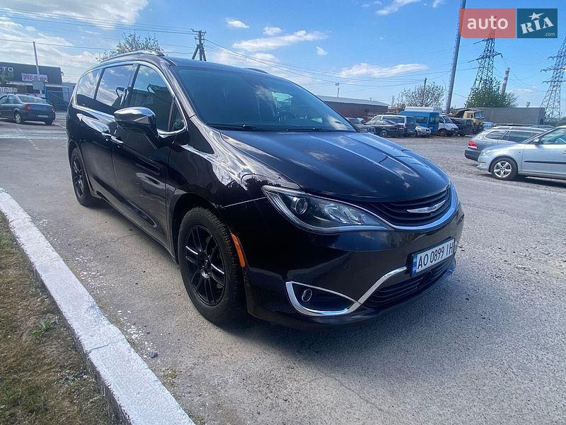 Мінівен Chrysler Pacifica 2018 в Ужгороді