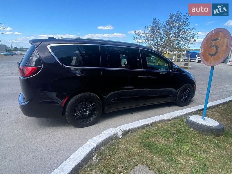 Мінівен Chrysler Pacifica 2018 в Ужгороді