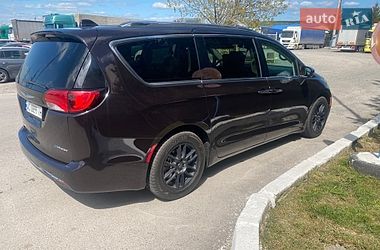 Мінівен Chrysler Pacifica 2018 в Ужгороді