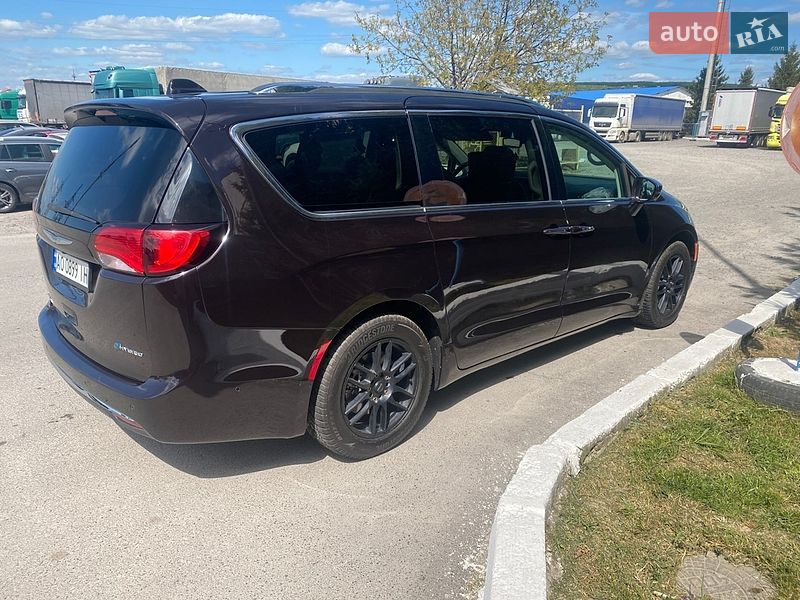 Мінівен Chrysler Pacifica 2018 в Ужгороді