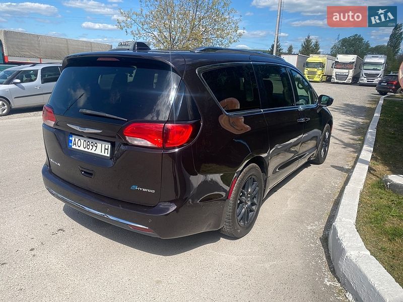 Мінівен Chrysler Pacifica 2018 в Ужгороді