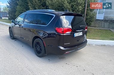 Минивэн Chrysler Pacifica 2018 в Ужгороде