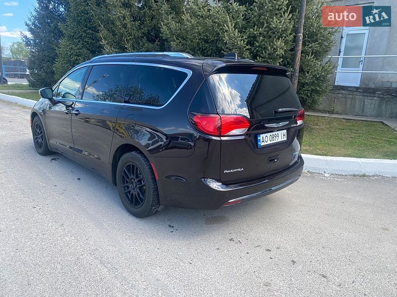 Минивэн Chrysler Pacifica 2018 в Ужгороде