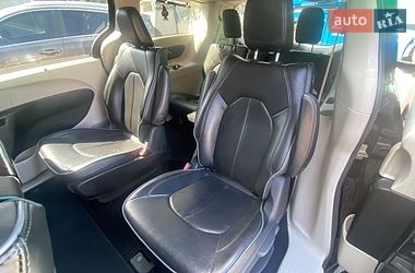 Мінівен Chrysler Pacifica 2018 в Ужгороді