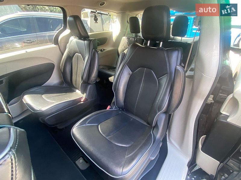 Мінівен Chrysler Pacifica 2018 в Ужгороді