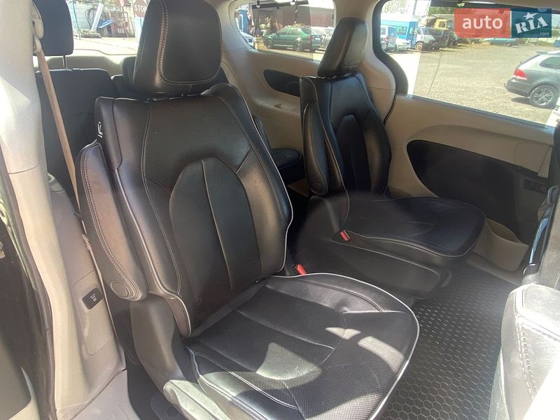 Мінівен Chrysler Pacifica 2018 в Ужгороді