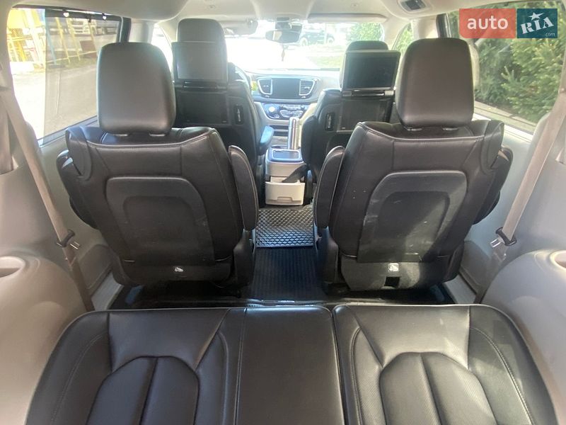 Минивэн Chrysler Pacifica 2018 в Ужгороде