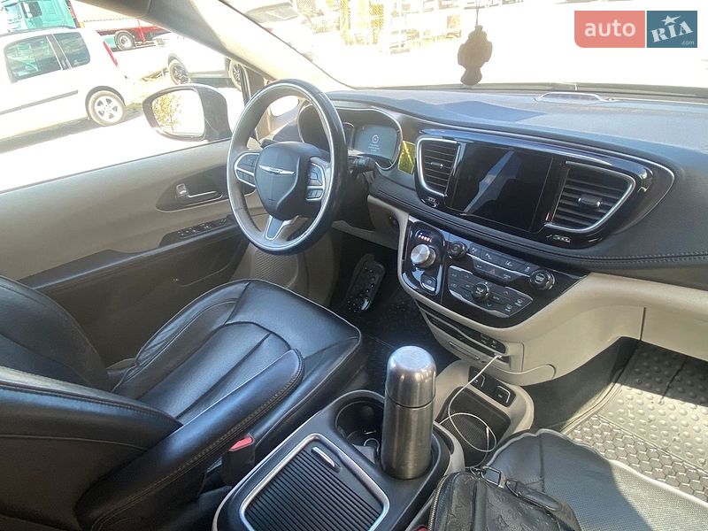 Мінівен Chrysler Pacifica 2018 в Ужгороді