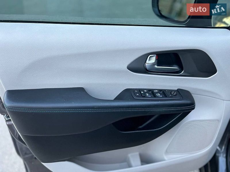 Мінівен Chrysler Pacifica 2021 в Харкові