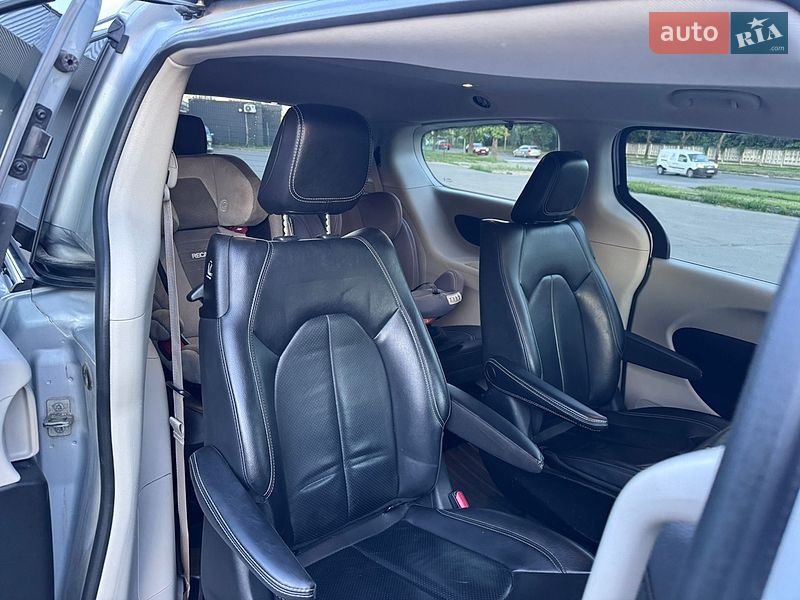 Мінівен Chrysler Pacifica 2022 в Львові