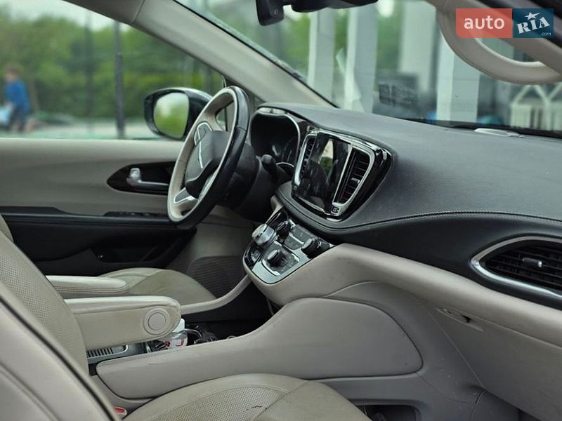 Мінівен Chrysler Pacifica 2021 в Івано-Франківську