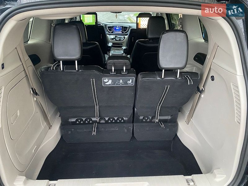 Мінівен Chrysler Pacifica 2018 в Ужгороді