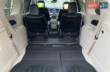 Мінівен Chrysler Pacifica 2018 в Ужгороді