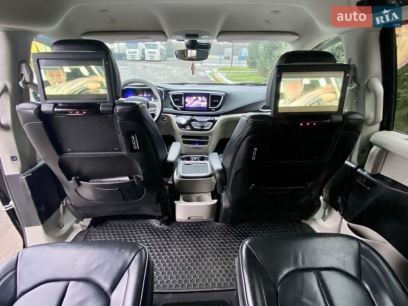 Мінівен Chrysler Pacifica 2018 в Ужгороді
