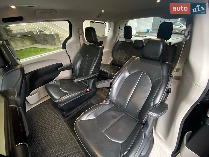 Мінівен Chrysler Pacifica 2018 в Ужгороді