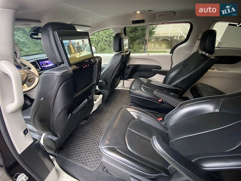 Мінівен Chrysler Pacifica 2018 в Ужгороді