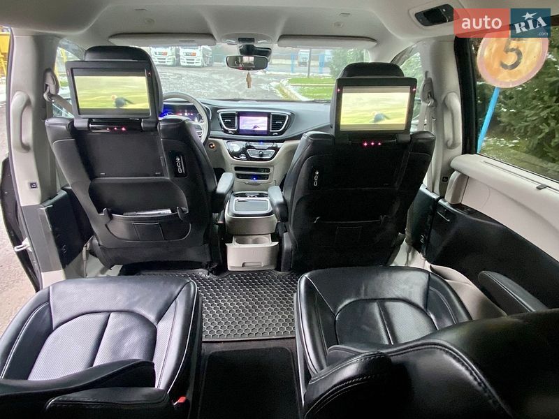 Мінівен Chrysler Pacifica 2018 в Ужгороді