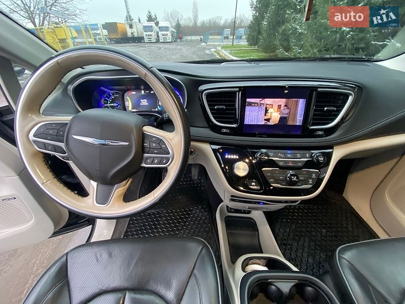Мінівен Chrysler Pacifica 2018 в Ужгороді