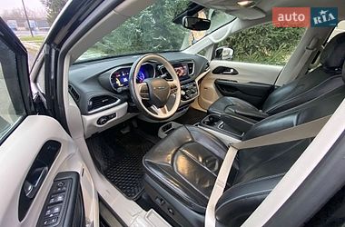 Мінівен Chrysler Pacifica 2018 в Ужгороді