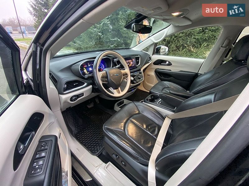 Мінівен Chrysler Pacifica 2018 в Ужгороді