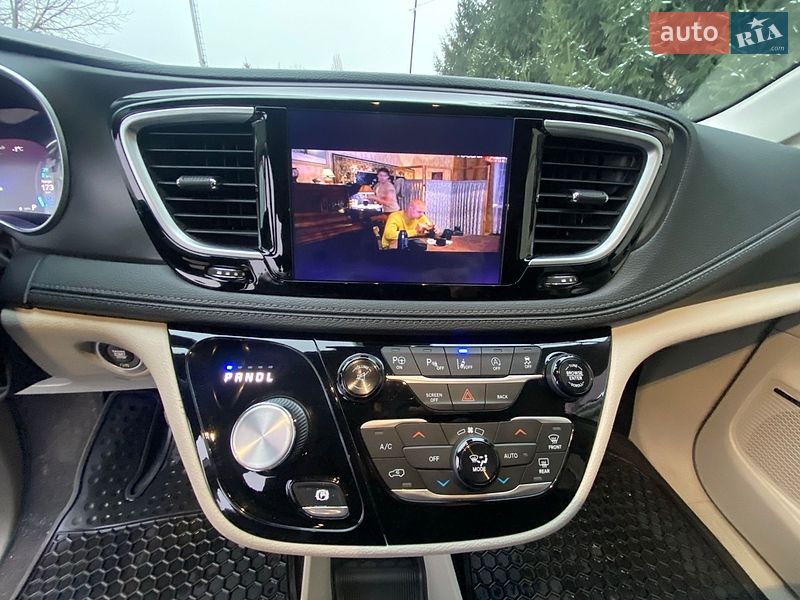 Мінівен Chrysler Pacifica 2018 в Ужгороді
