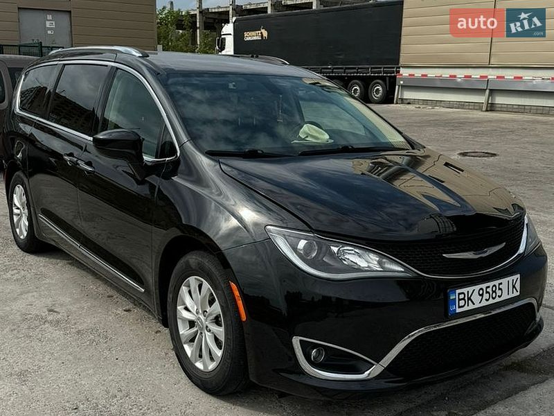 Chrysler Pacifica, photos from the listing