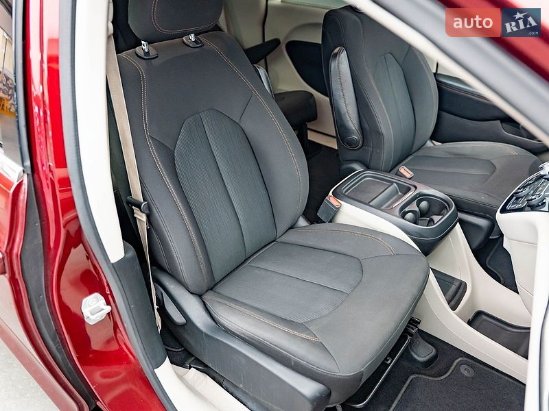 Мінівен Chrysler Pacifica 2018 в Києві