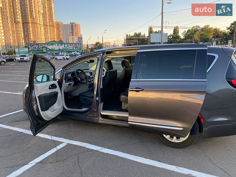 Chrysler Pacifica, фото из объявления