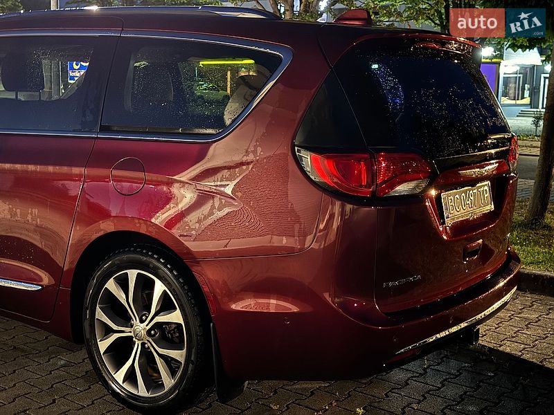 Внедорожник / Кроссовер Chrysler Pacifica 2016 в Ирпене