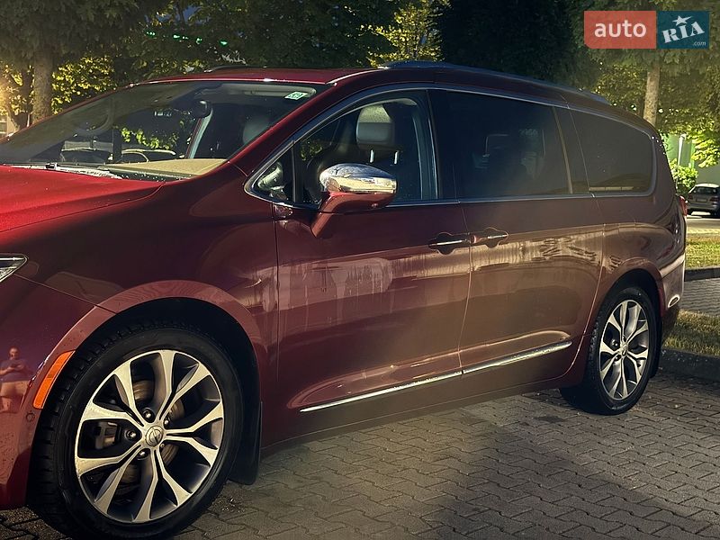 Внедорожник / Кроссовер Chrysler Pacifica 2016 в Ирпене