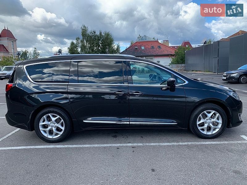 Мінівен Chrysler Pacifica 2018 в Києві