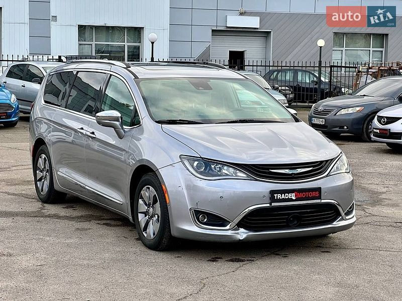Мінівен Chrysler Pacifica 2017 в Києві