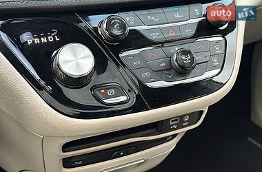 Мінівен Chrysler Pacifica 2017 в Києві