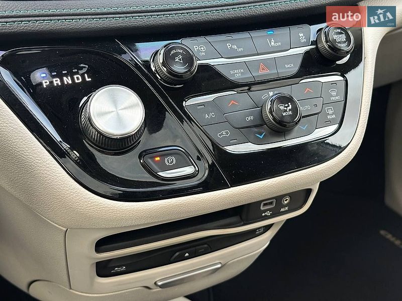 Мінівен Chrysler Pacifica 2017 в Києві