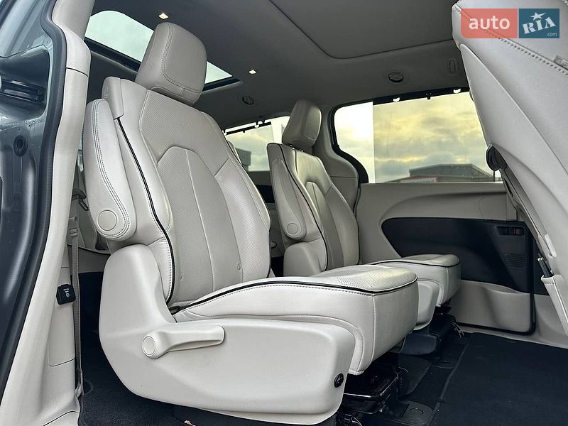 Мінівен Chrysler Pacifica 2017 в Києві