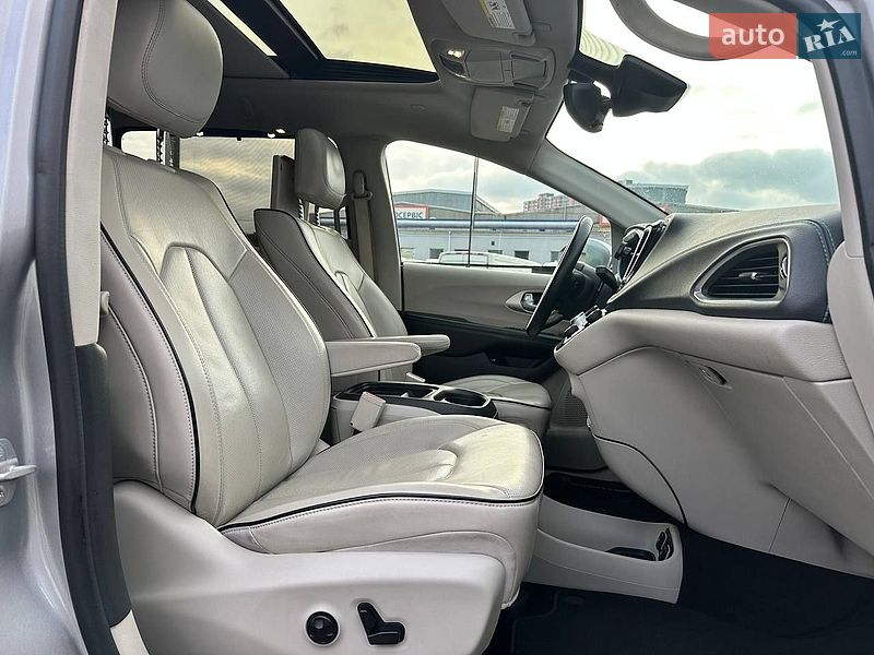 Мінівен Chrysler Pacifica 2017 в Києві