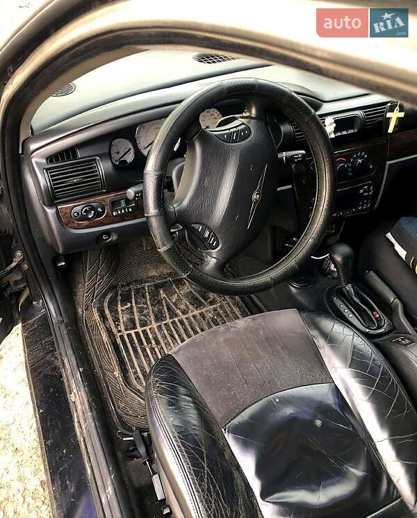 Седан Chrysler Sebring 2004 в Києві