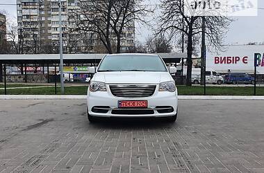 Минивэн Chrysler Town & Country 2016 в Киеве