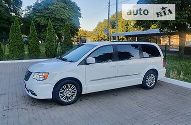 Минивэн Chrysler Town & Country 2016 в Киеве