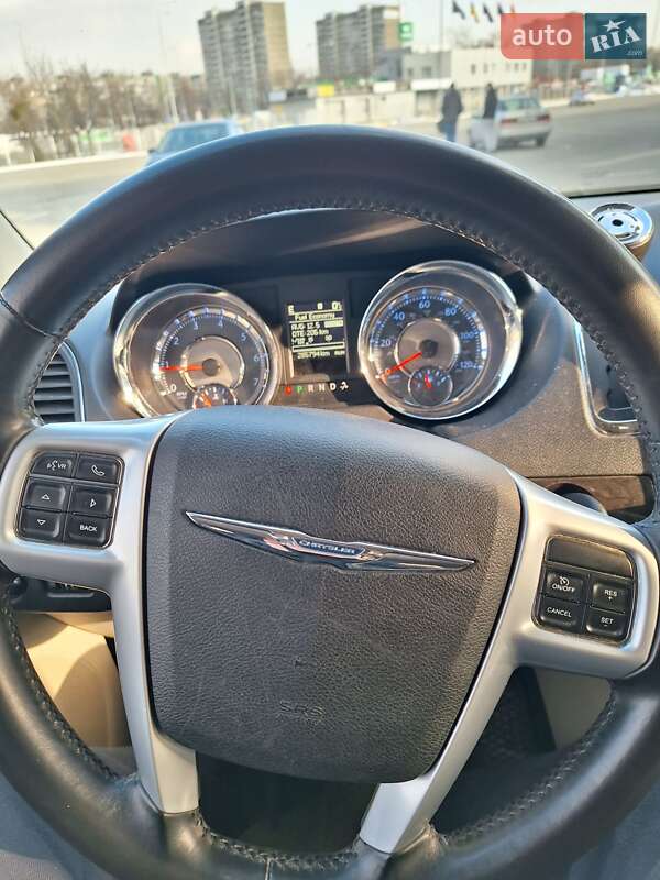 Мінівен Chrysler Town & Country 2013 в Києві