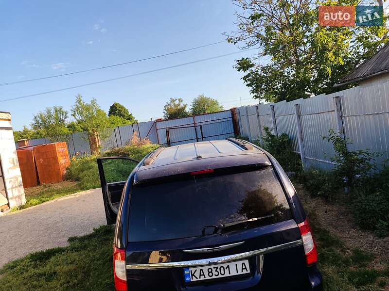 Минивэн Chrysler Town & Country 2014 в Киеве